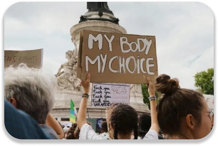 photo d'une pancarte avec inscrit 'My body My choice' dessus