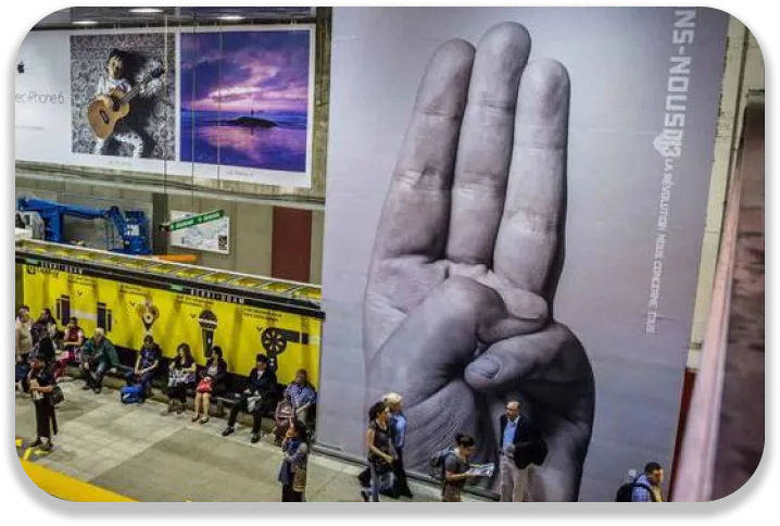 Picture of the famous sign in The Hunger Games, three fingers raised